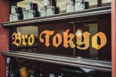 店舗内の鏡壁に描かれるBro Tokyoのロゴ